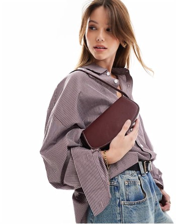 shoulder bag with contrast stitch in burgundy