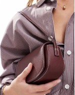 shoulder bag with contrast stitch in burgundy