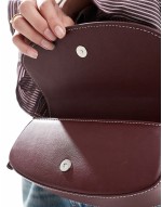 shoulder bag with contrast stitch in burgundy