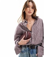 shoulder bag with contrast stitch in burgundy